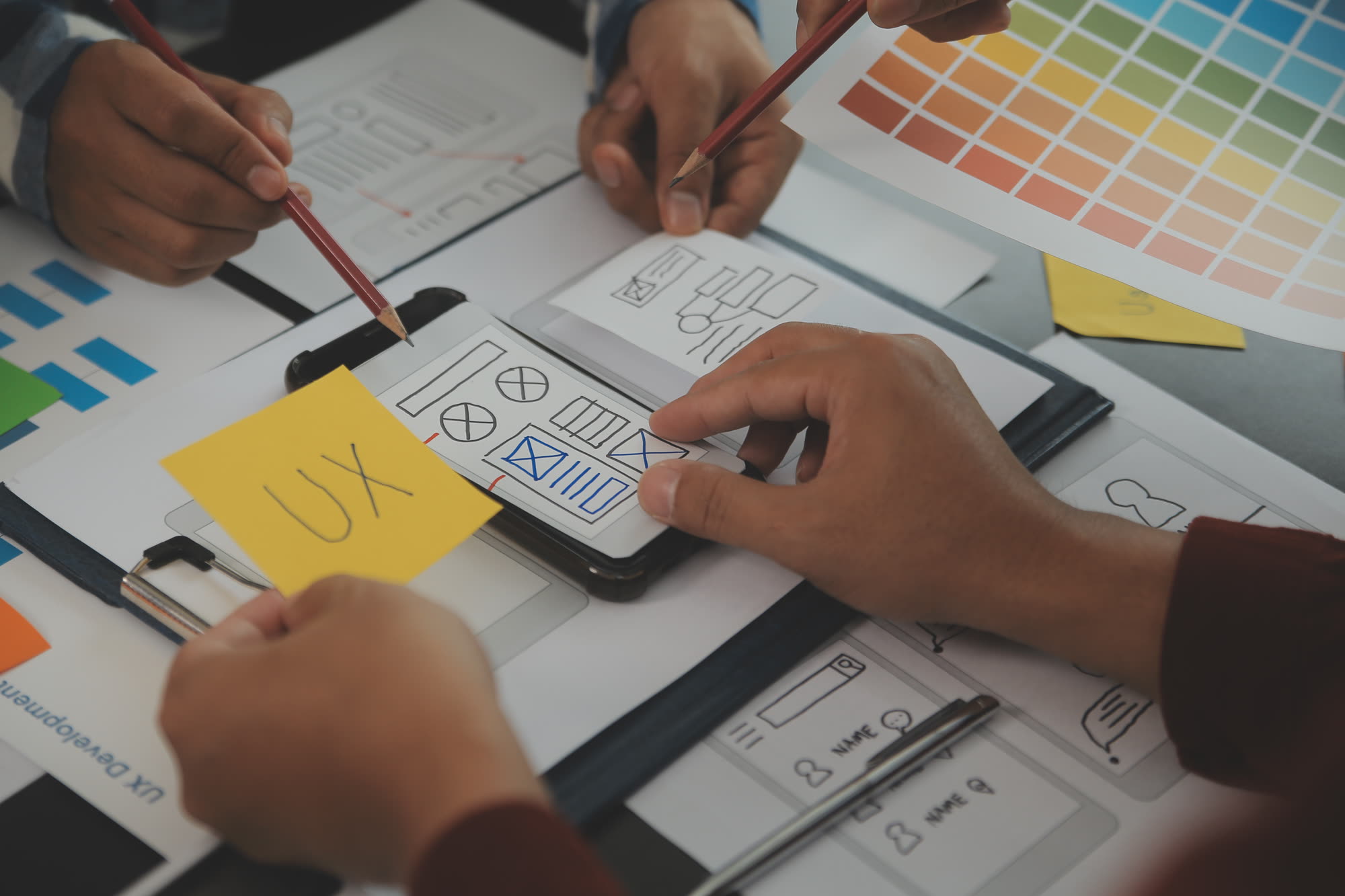 UX and UI designers brainstorming a mobile app wireframe